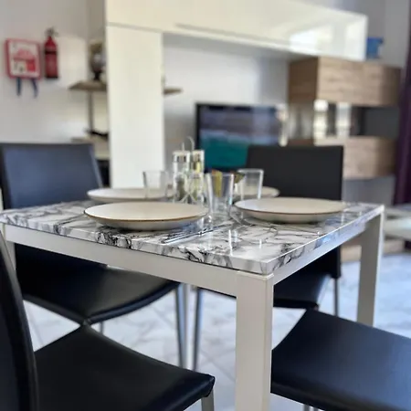 The Comfy Apartment-2 Bedroom, Near Shops, Restaurants & Bus Stop Apartament
