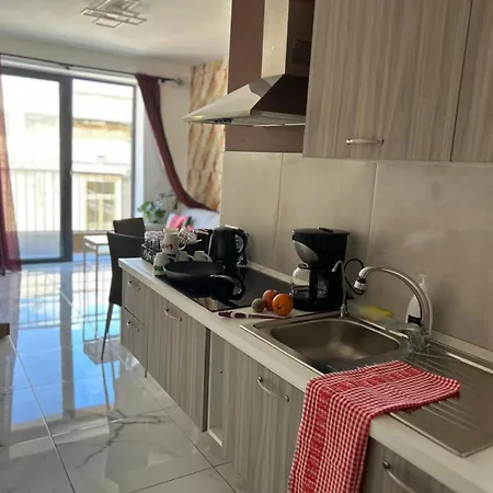 Daire The Comfy Apartment-2 Bedroom, Near Shops, Restaurants & Bus Stop *