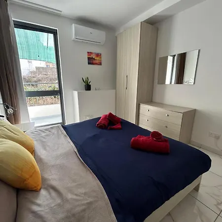 The Comfy Apartment-2 Bedroom, Near Shops, Restaurants & Bus Stop * セント・ポールズ・ベイ