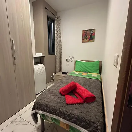 The Comfy Apartment-2 Bedroom, Near Shops, Restaurants & Bus Stop Apartament