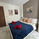 The Comfy Apartment-2 Bedroom, Near Shops, Restaurants & Bus Stop Apartman *