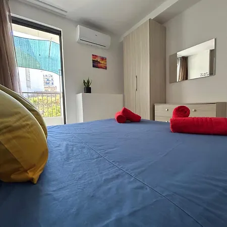 The Comfy Apartment-2 Bedroom, Near Shops, Restaurants & Bus Stop *