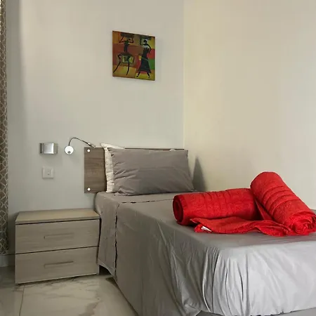 The Comfy Apartment-2 Bedroom, Near Shops, Restaurants & Bus Stop Lägenhet