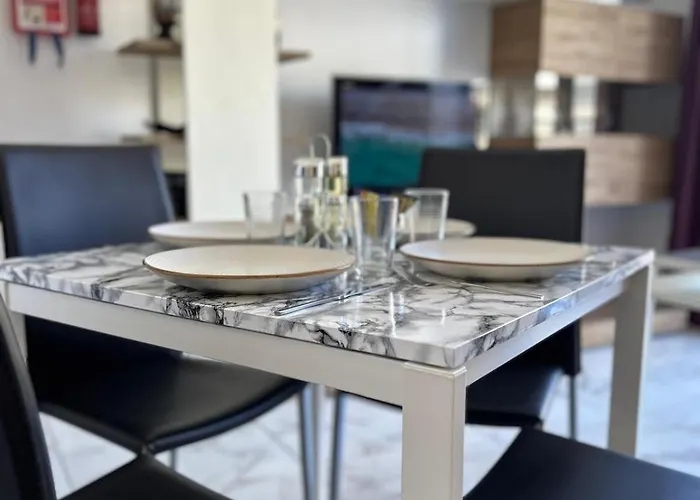 The Comfy Apartment-2 Bedroom, Near Shops, Restaurants & Bus Stop Lägenhet