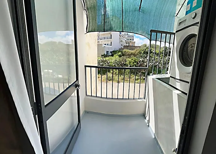 The Comfy Apartment-2 Bedroom, Near Shops, Restaurants & Bus Stop *