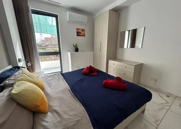 The Comfy Apartment-2 Bedroom, Near Shops, Restaurants & Bus Stop * St. Paul's Bay