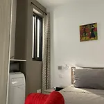The Comfy Apartment-2 Bedroom, Near Shops, Restaurants & Bus Stop