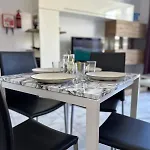 The Comfy Apartment-2 Bedroom, Near Shops, Restaurants & Bus Stop Apartment