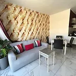 Apartment The Comfy Apartment-2 Bedroom, Near Shops, Restaurants & Bus Stop *